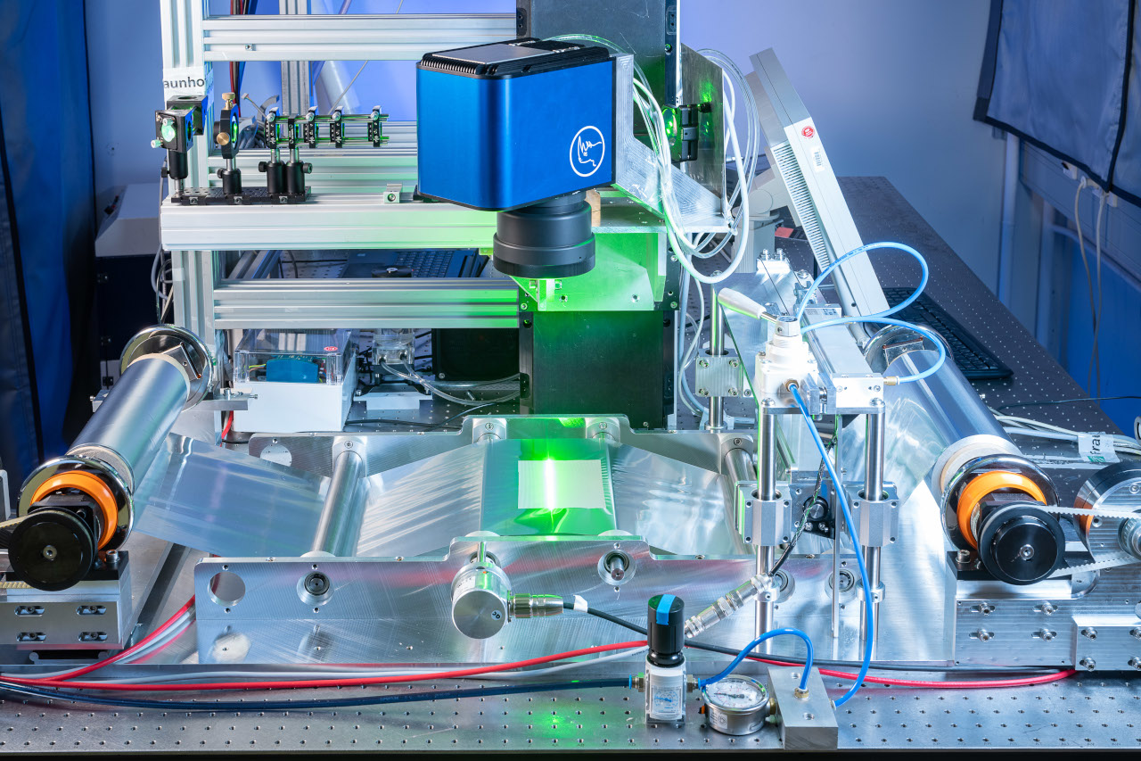 Forscher des Fraunhofer IWS übertragen das patentierte Laserinterferenzverfahren auf das Rolle-zu-Rolle-Prinzip. Das Ziel: Die 3D-Laserstrukturierung von Zellkomponenten soll die Leistungsfähigkeit und Kapazität von Batterien optimieren.