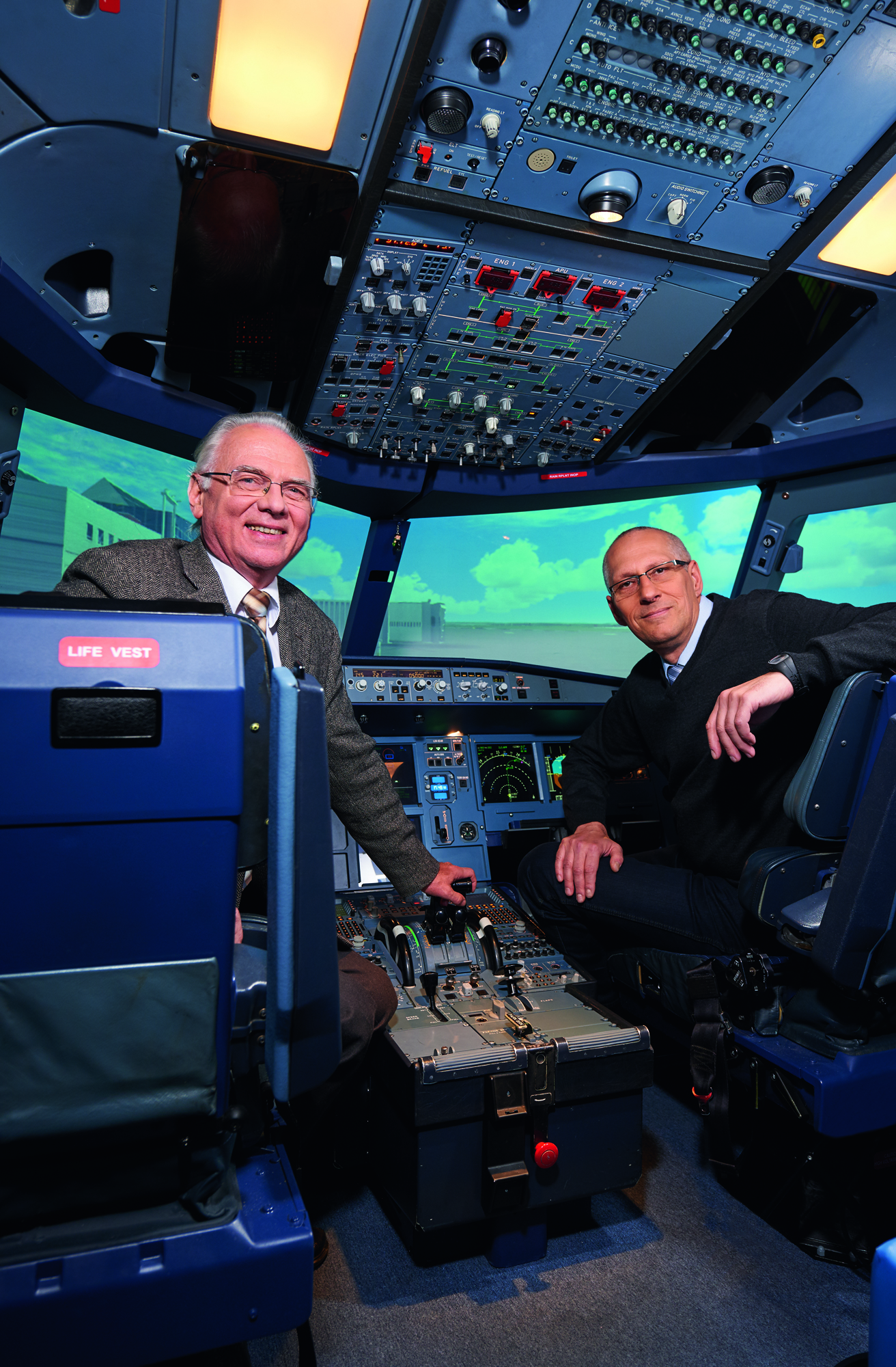 Im Geschäftsfeld Fügen werden innovative Technologien unter anderem für den Flugzeugbau entwickelt. Prof. Dr. Berndt Brenner (links) übergibt das Geschäftsfeld im Januar 2015 an Dr. Jens Standfuß (rechts).