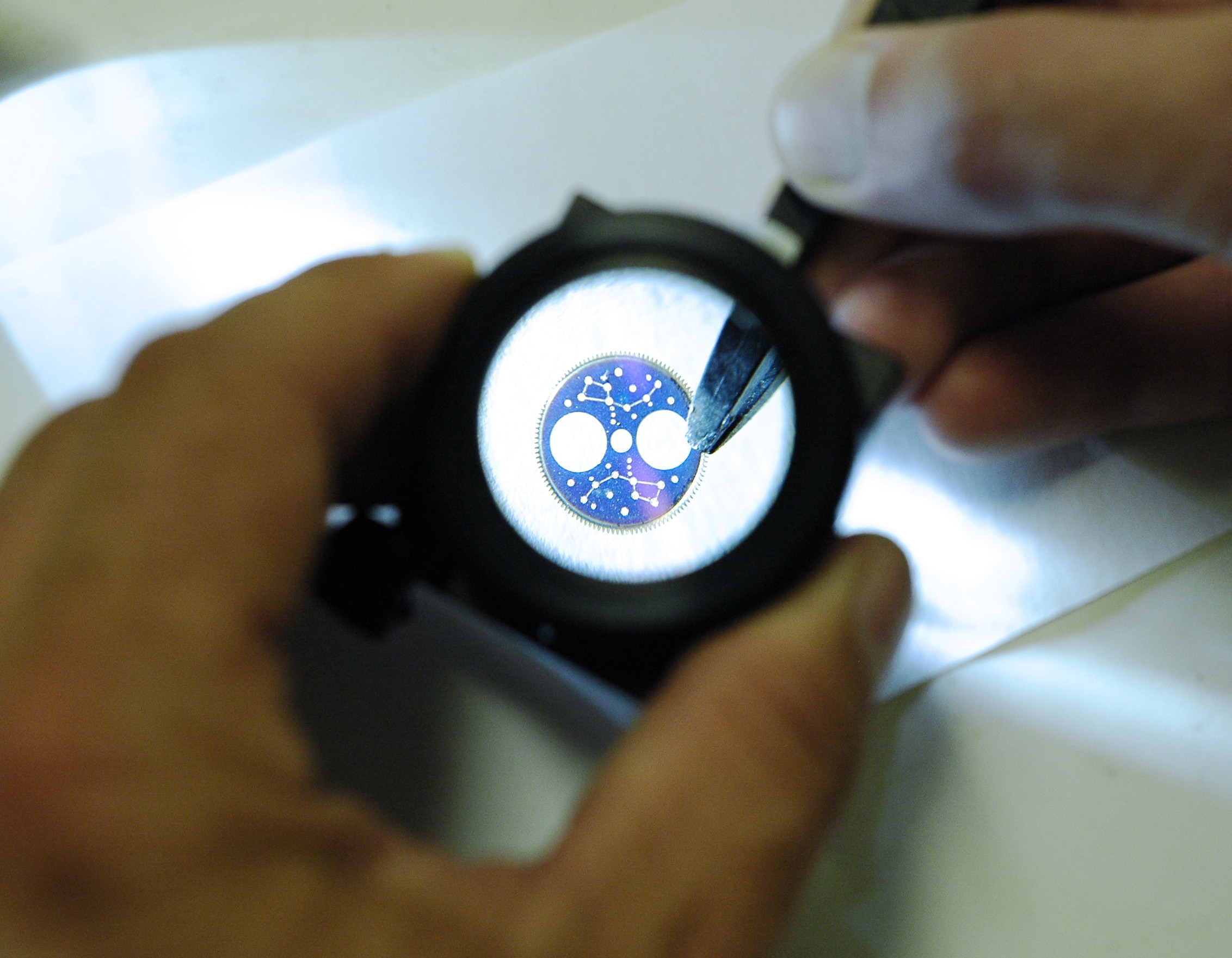 Mikrostrukturierung von Ziffernblättern für Uhren mittels Laser