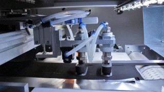 Automatisierte Entnahme einer vom Band beziehungsweise von der Rolle lasergeschnittenen Elektrode.