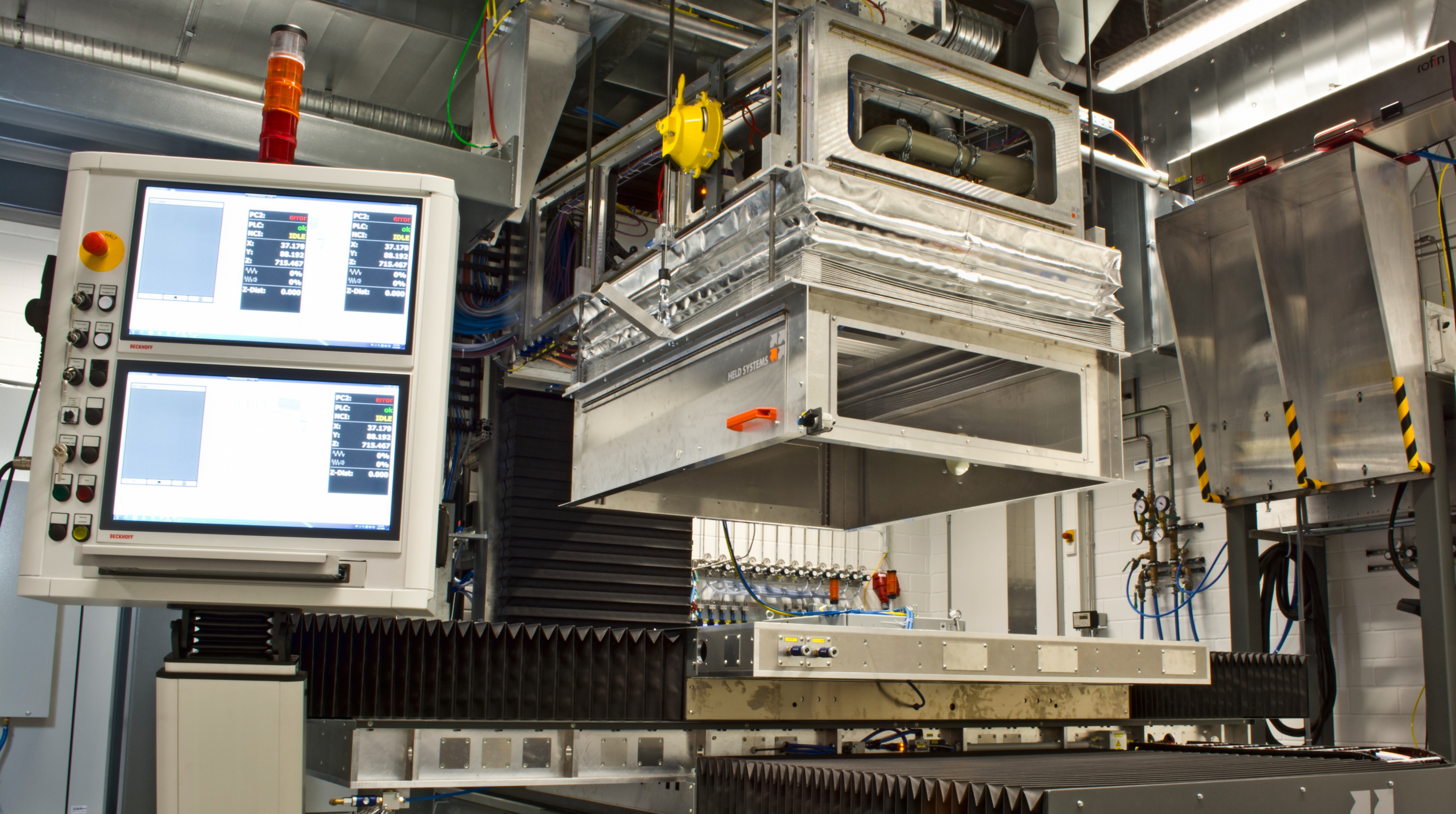 Die Multi-Remote-Anlage (MuReA) des Fraunhofer IWS schweißt, schneidet und strukturiert Bauteile großflächig und produktiv mit Hochleistungslasern. Die entstehenden Partikel und Emissionen werden sicher abgesaugt. CO2-Schneestrahlen reinigen automatisiert die bearbeiteten Oberflächen direkt nach dem Laserprozess.