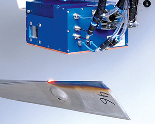 Dynamische Strahlformungseinheit »LASSY« während eines Laserstrahlhärteprozesses, montiert an einem Roboter.