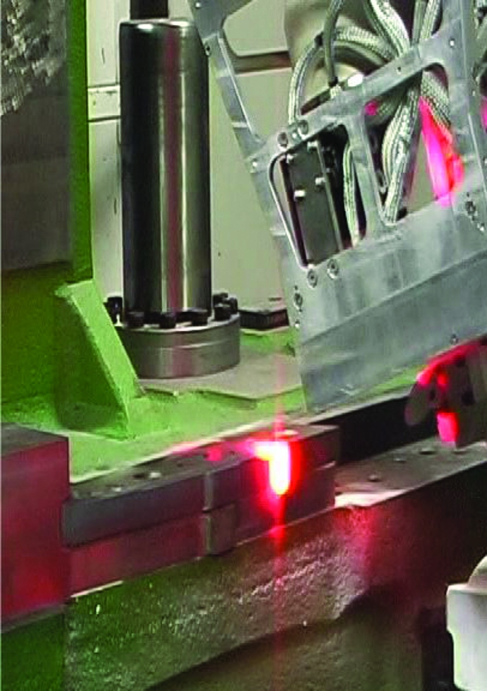 Integration eines Lasermoduls in eine Fräsmaschine zum Härten von Großwerkzeugen.