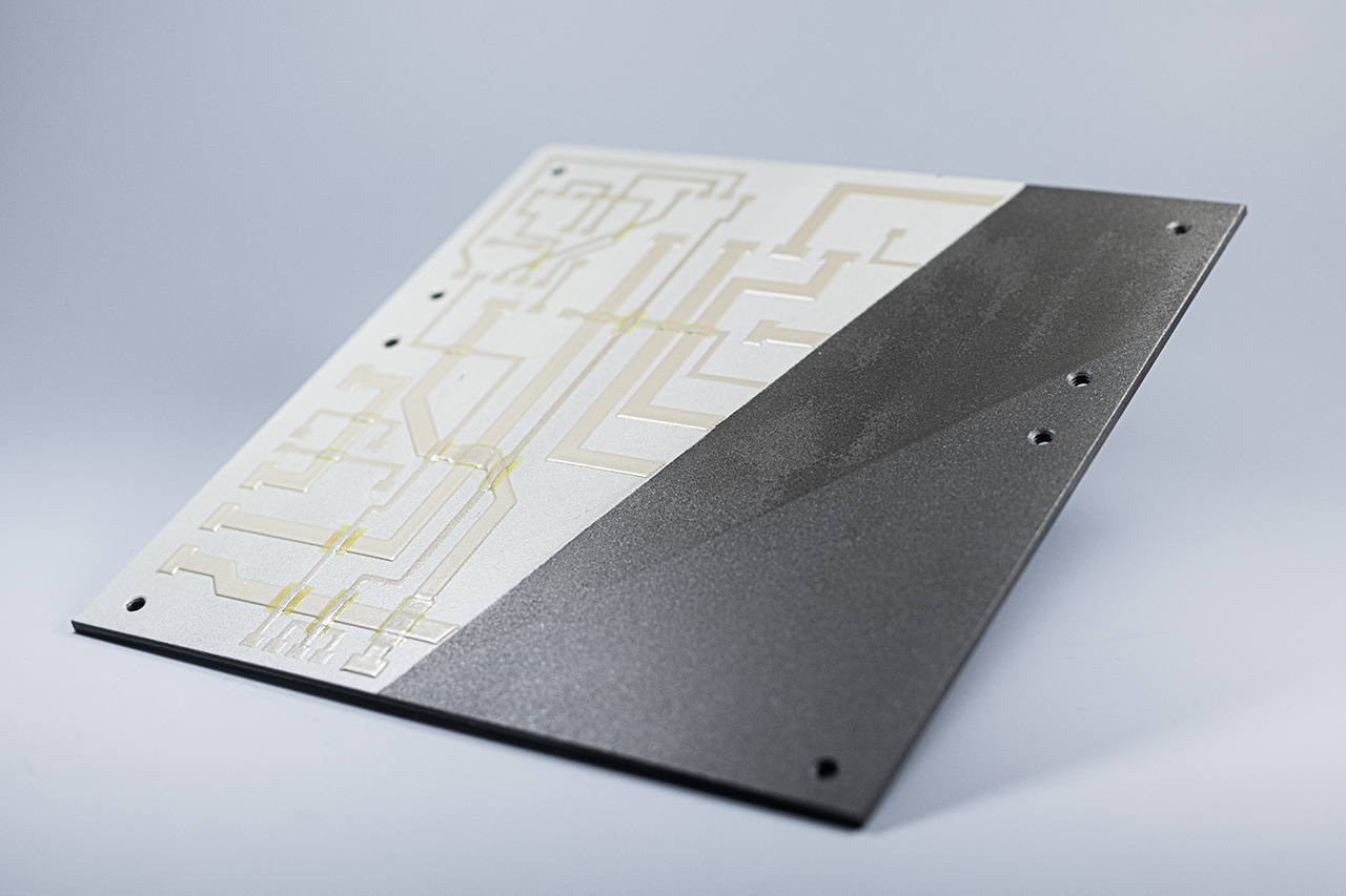 Researchers at Fraunhofer IWS, together with partners such as AIRBUS, are developing processes to fabricate conductive traces cost-effectively and reliably. To this end, they coat a metallic carrier plate with a ceramic coating, subsequently apply the printing paste for the conductive tracks and heat the finished printed demonstrator at high temperatures.