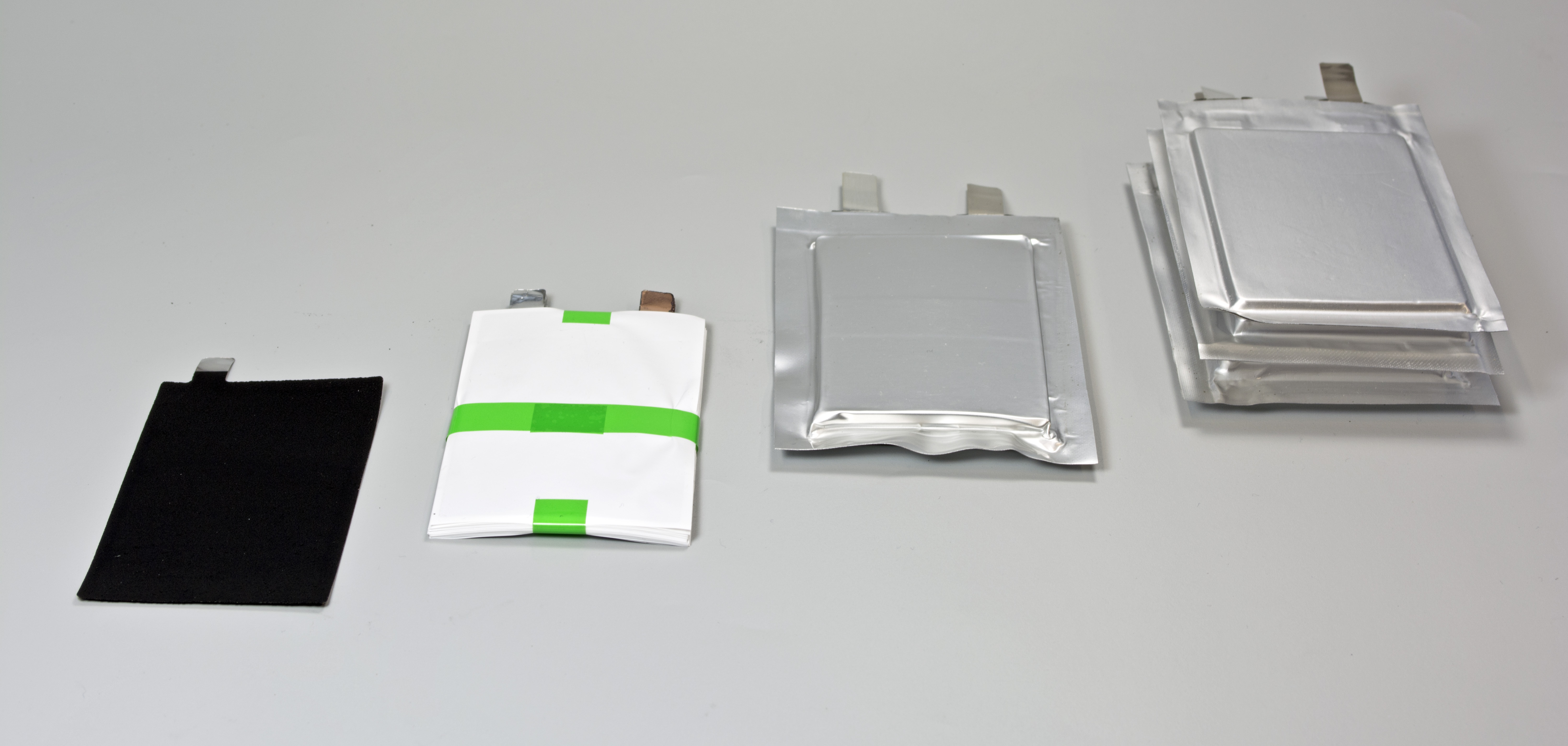 Pouch cell construction in three stages: They are assembled by stacking individual layers of electrodes and separators. This enables industry-oriented material tests for a wide variety of cell systems.
