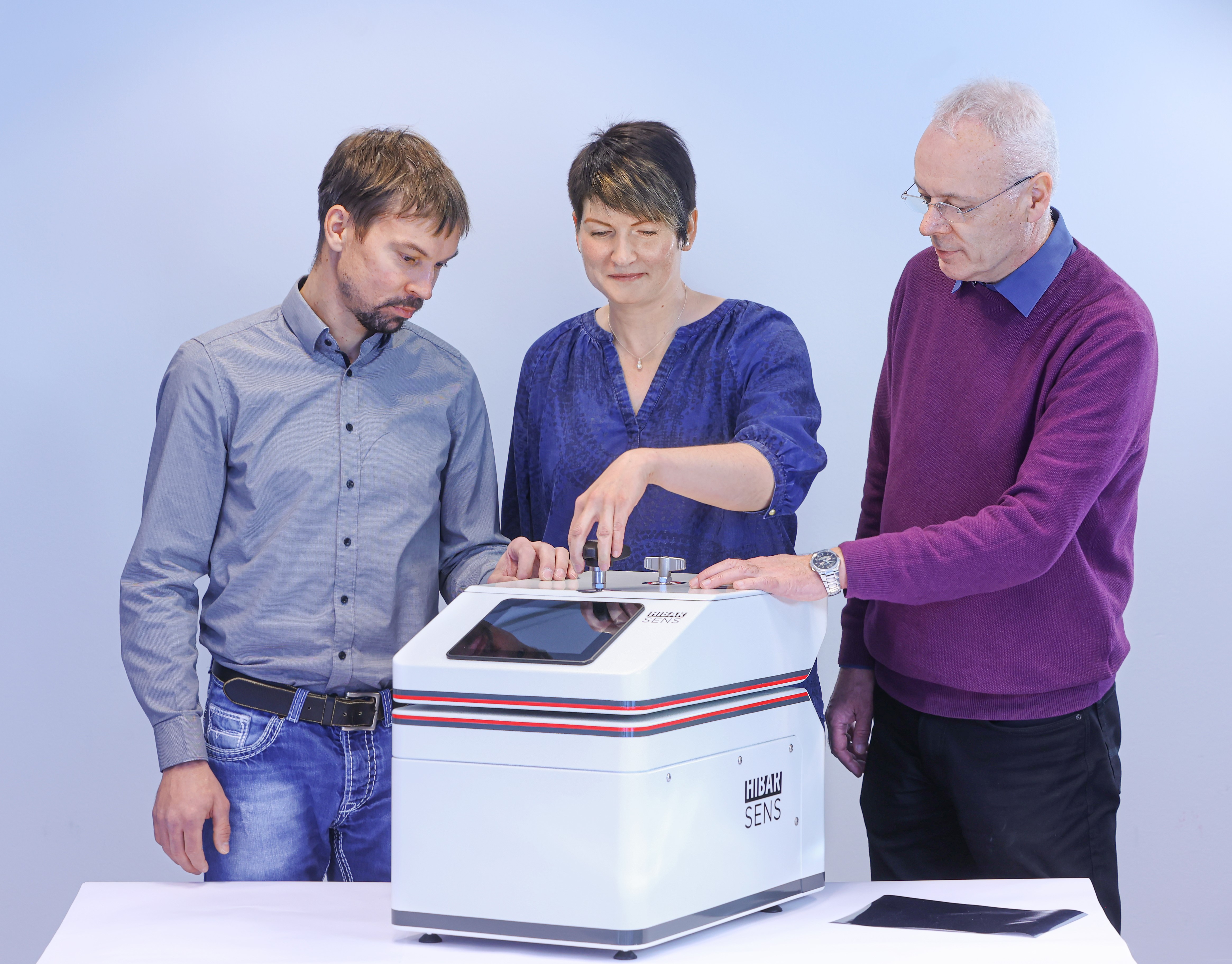 The Dresden-based company Sempa Systems GmbH will offer the market-ready HiBarSens® measuring device based on the new technology. In the picture: Susann Kleber (center) and Dr. Wulf Grählert (right) from Fraunhofer IWS and Johannes Grübler (left) from Sempa Systems.