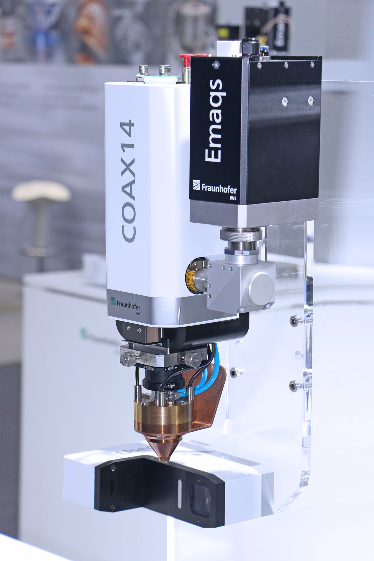 COAX powder nozzle with Emaqs camera: Temperature field measurement in the melt pool for precise laser powder cladding.