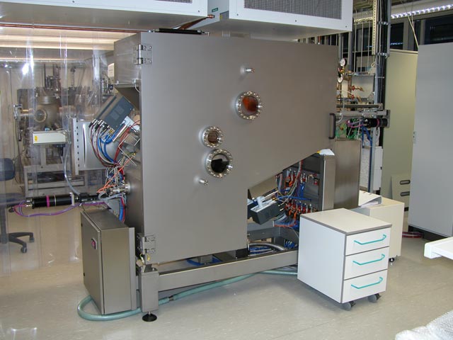 UHV ion beam sputtering system for nanometer precise coatings and etching procedures