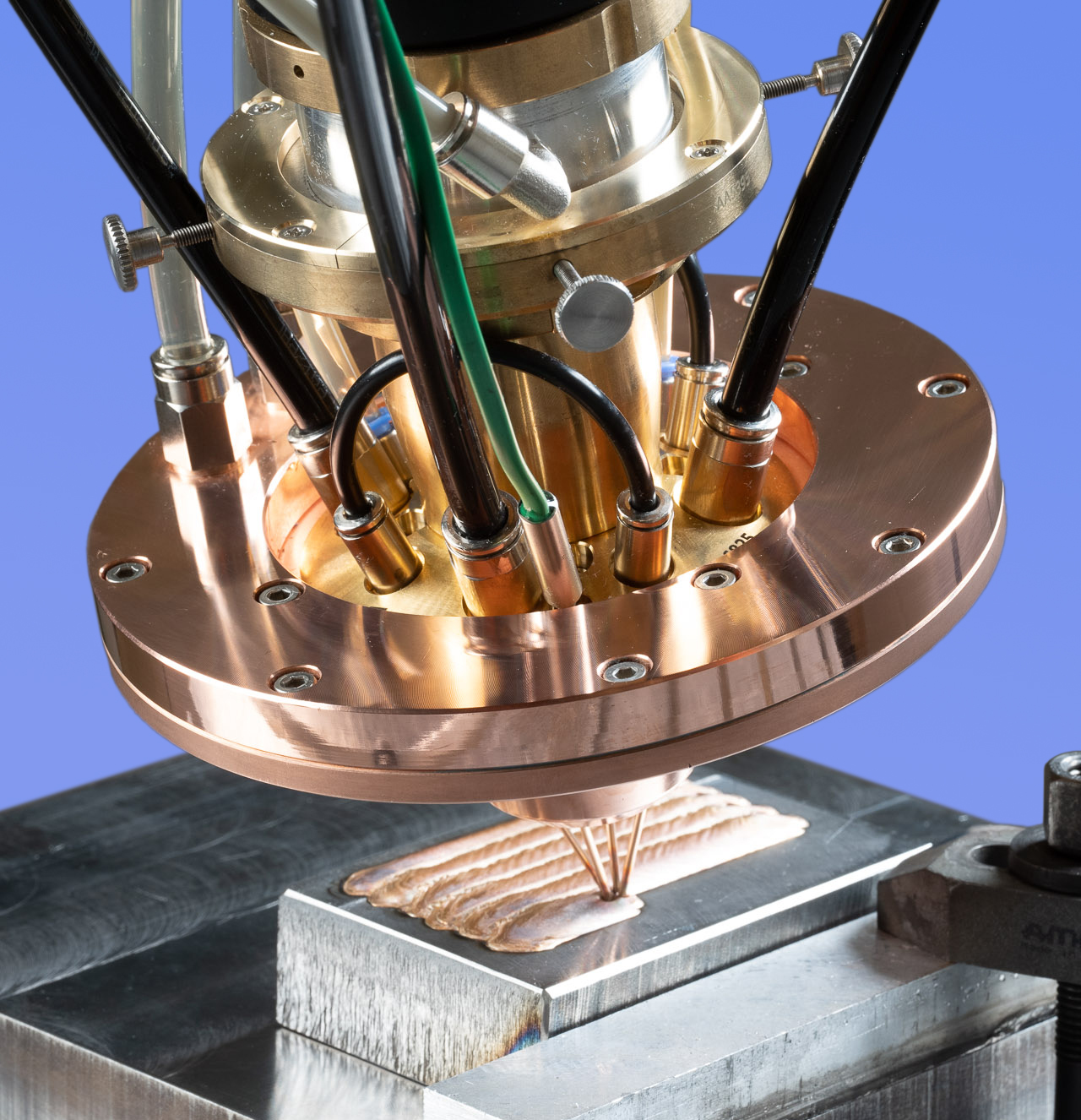 Four wires feed simultaneously to the center of the laser beam and ensure competitive deposition rates.