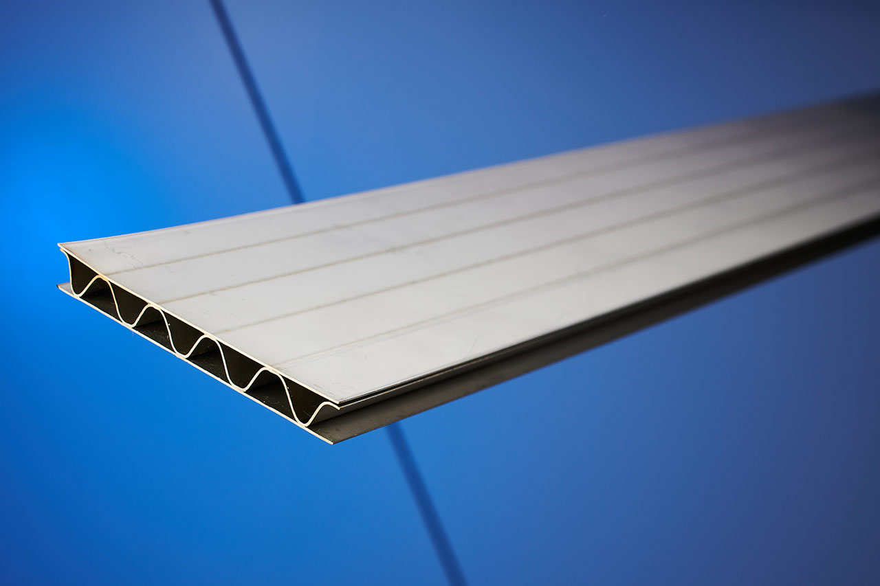 Statt massiver Stahlplatten kommen im Leichtbau häufig Sandwichplatten zum Einsatz. Das neue Laserverfahren des Fraunhofer IWS verschweißt filigrane Hohlkammerstrukturen mit Deckblechen.