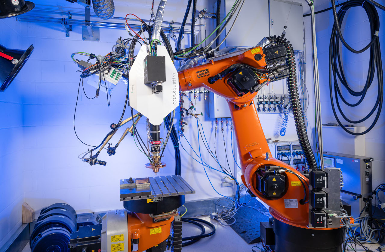 Die COAXquattro lässt sich an industrietypische Robotersysteme anschließen und eröffnet dem drahtbasierten Laserauftragschweißen neue Perspektiven.