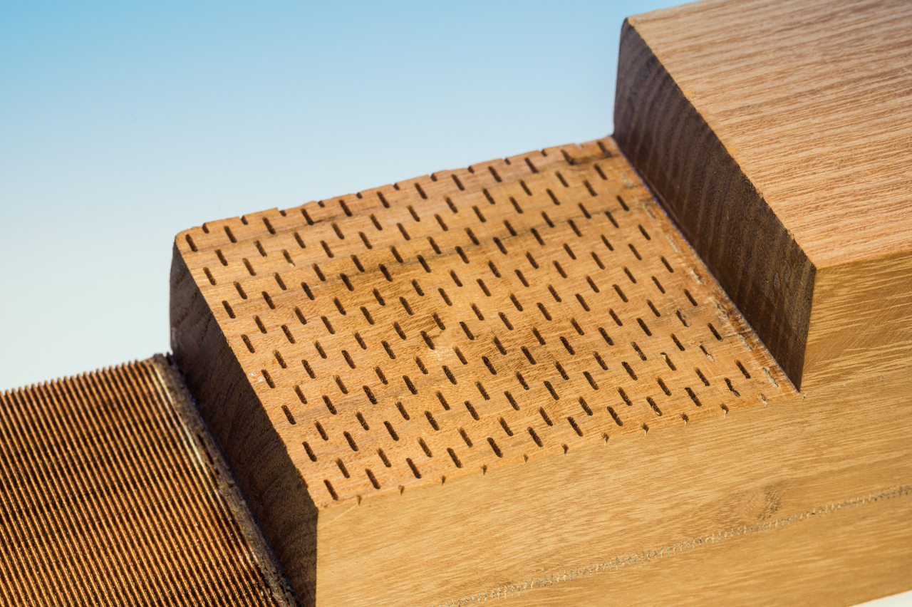 Oberflächenstrukturierungen mittels Laser verbessern die Klebung von Brettschichtholz aus Robinie.