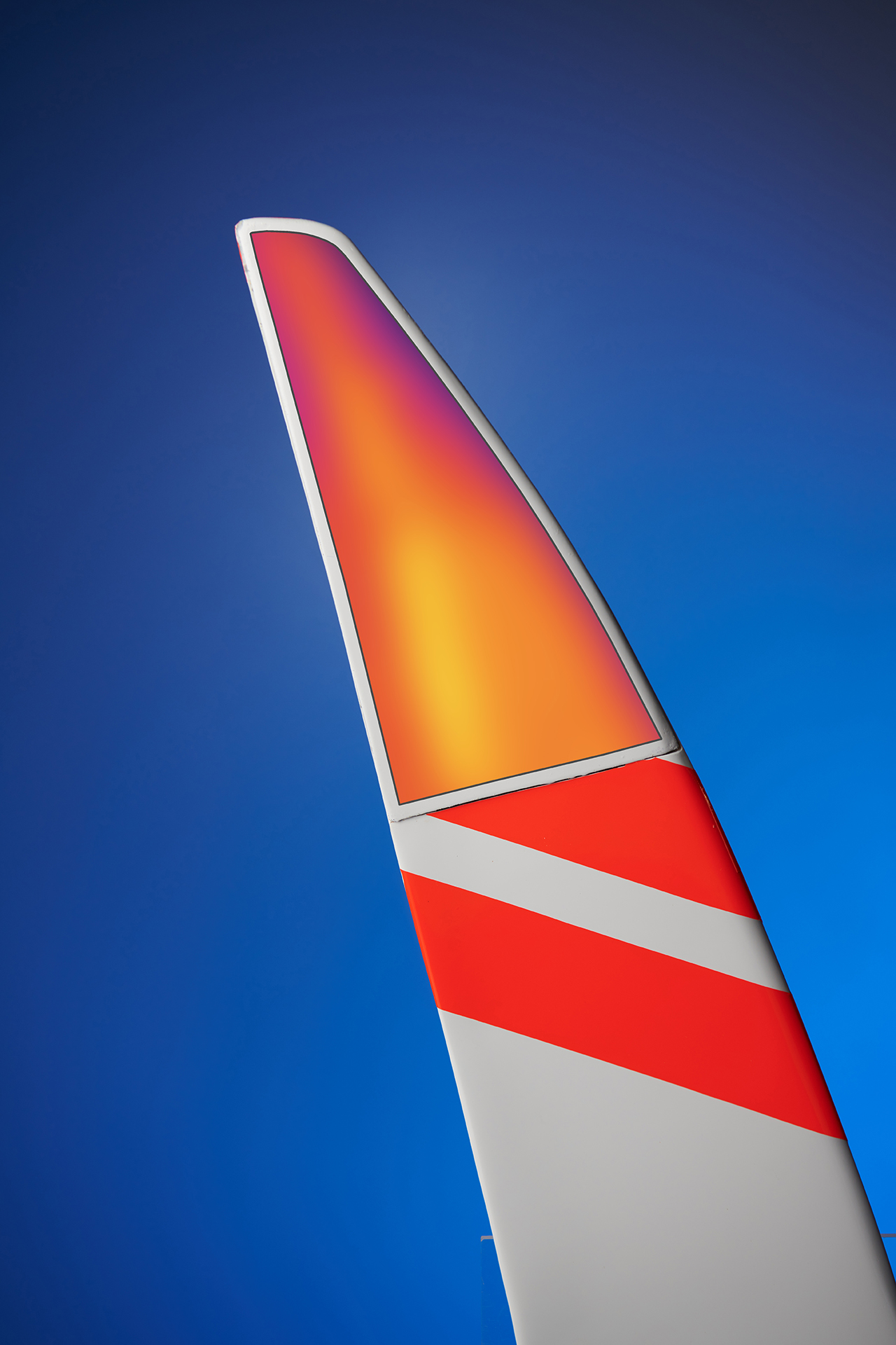 Mittels dieser Bildmontage lässt sich die beheizte Oberfläche eines Flugzeugflügels veranschaulichen. Der obere farbige Teil symbolisiert eine Falschfarbenaufnahme, die mit einer Thermografiekamera entstanden ist.