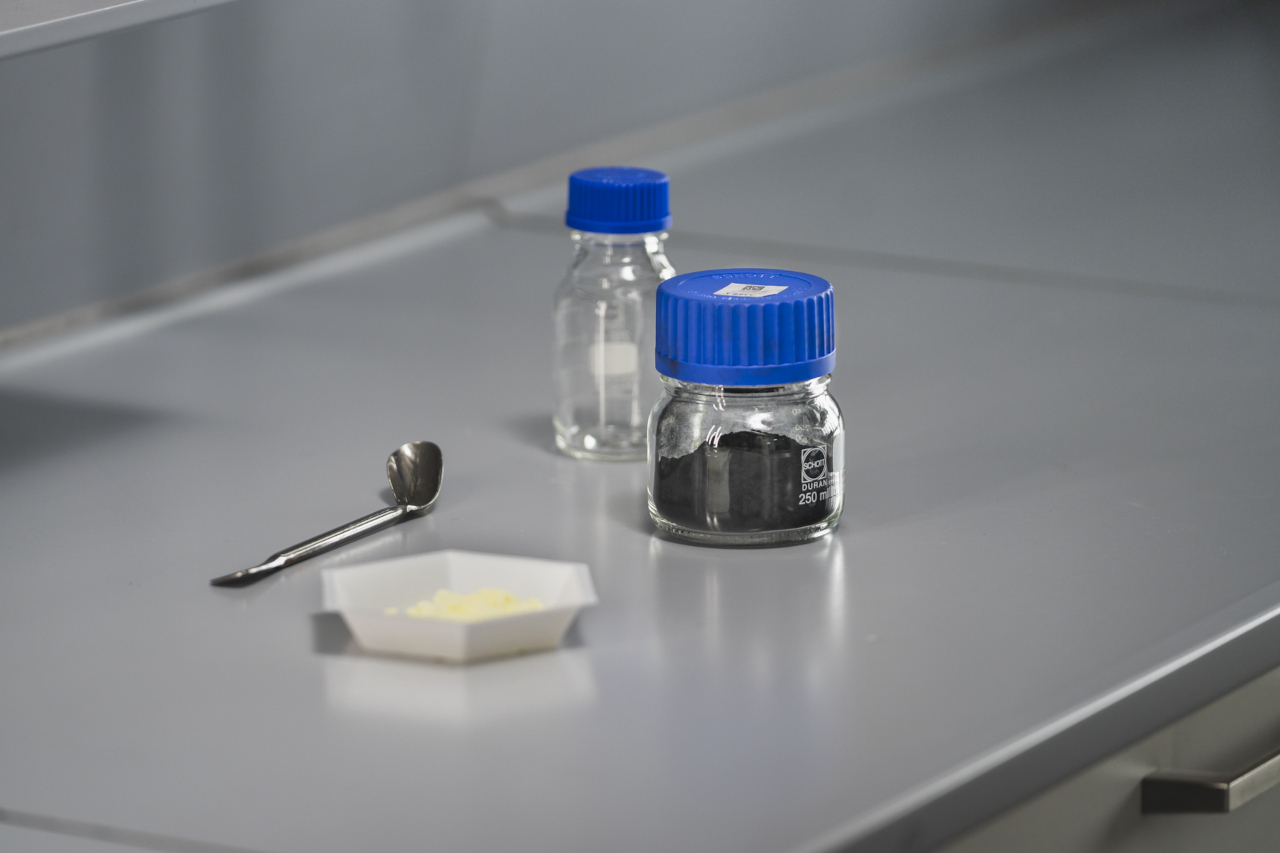 Für die trockene Herstellung von Elektroden liefern die Forscher des Fraunhofer IWS wichtige chemische Erkenntnisse für die Auswahl und den Einsatz der notwendigen Materialien.