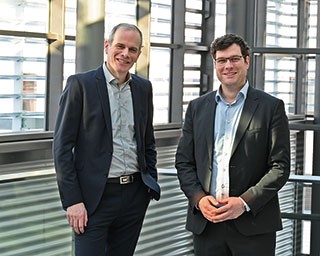 Dr. Holger Althues, Leiter der Abteilung Batteriewerkstoffe (links), und Dr. Benjamin Schumm, Leiter der Abteilung Partikeltechnologie (rechts).