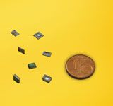 Verschiedene 2D-Mikrospiegelchips im Größenvergleich mit einem Cent-Stück