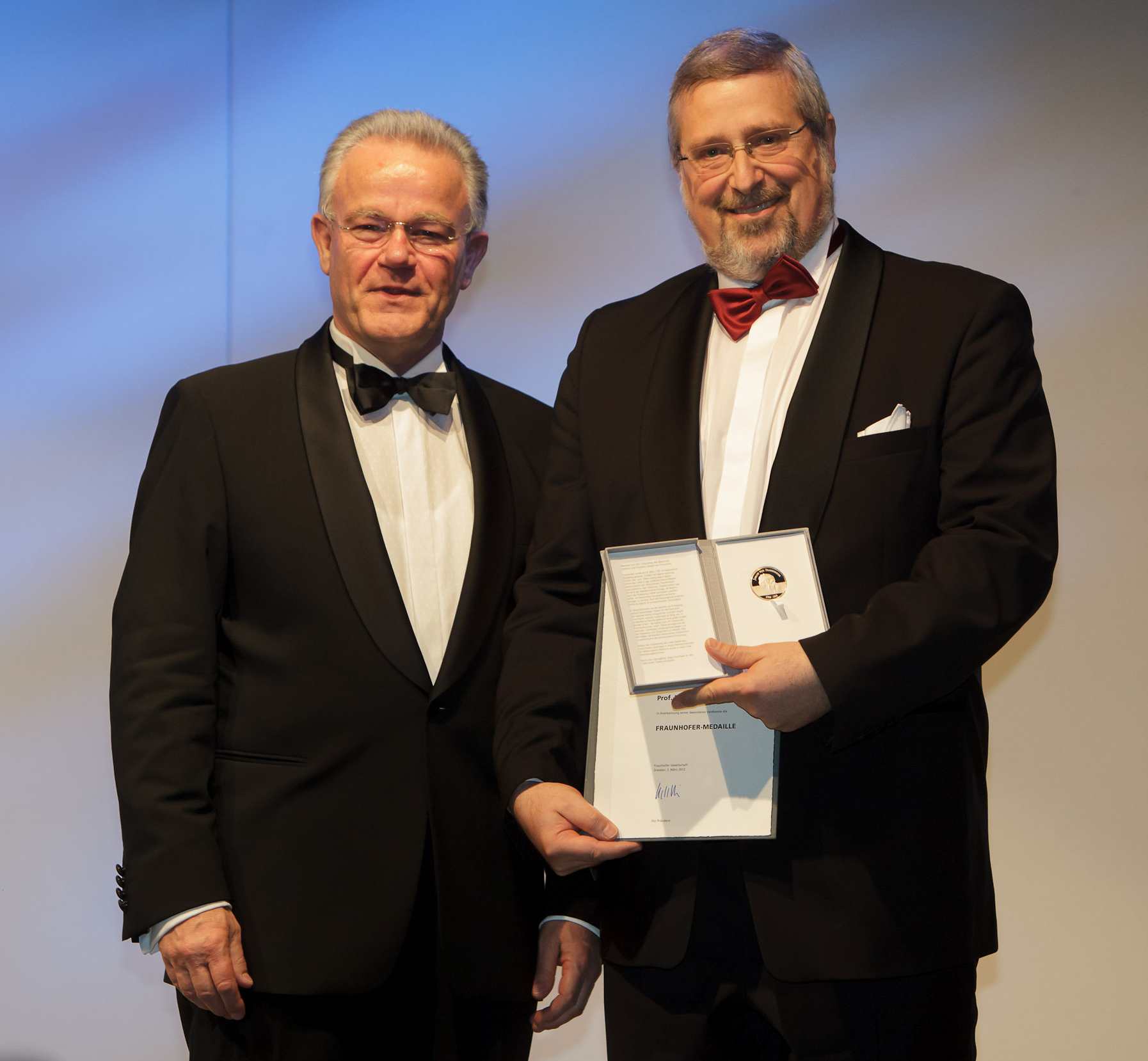 Im Rahmen der Feierlichkeiten '20 Jahre Fraunhofer in Dresden' erhielt Professor Eckhard Beyer (rechts) die Fraunhofer-Medaille aus den Händen des Fraunhofer-Präsidenten Professor Hans-Jörg Bullinger.