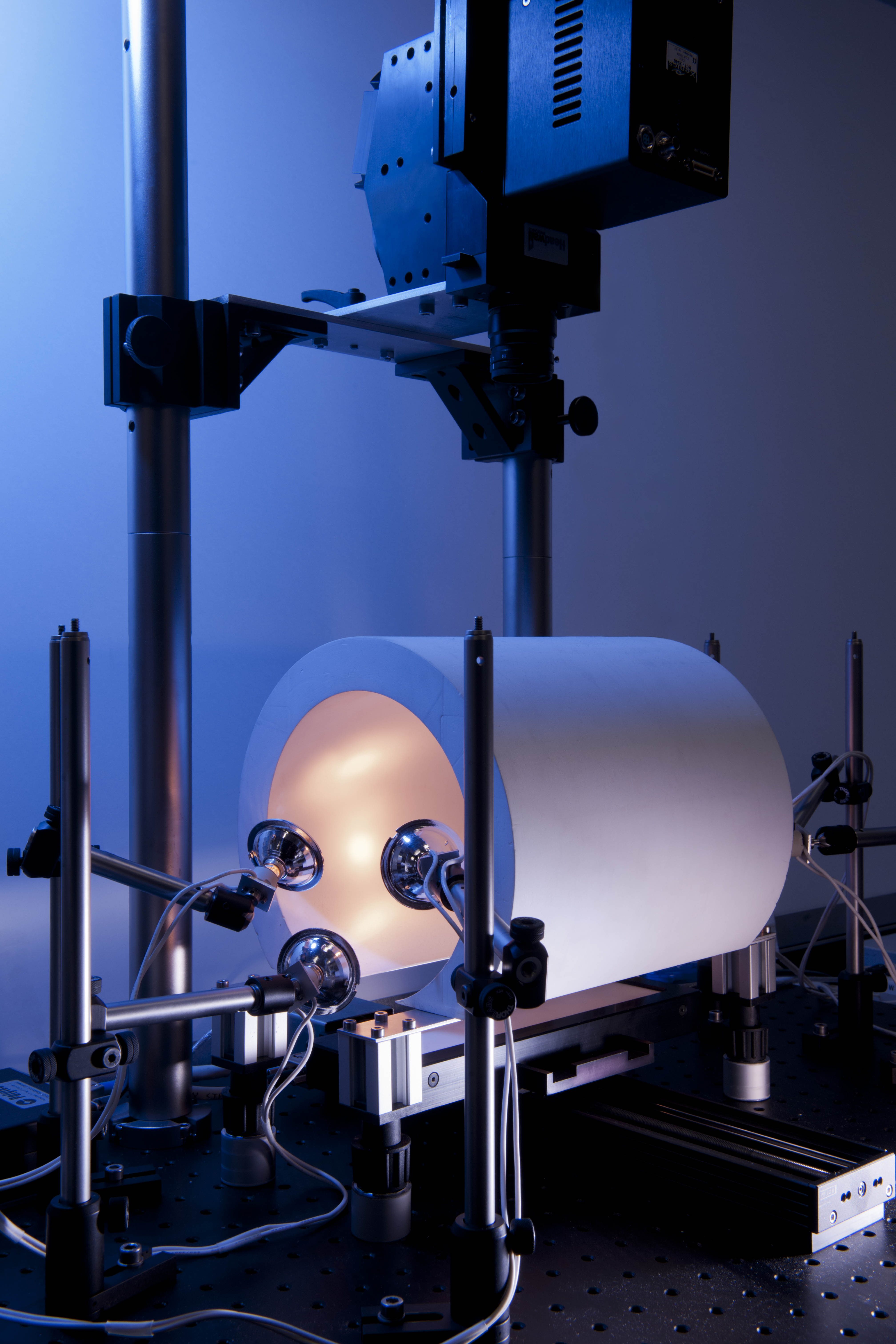 Hyperspectral Imaging System zur berührungslosen lateral auflösenden Oberflächen- und Schichtanalyse