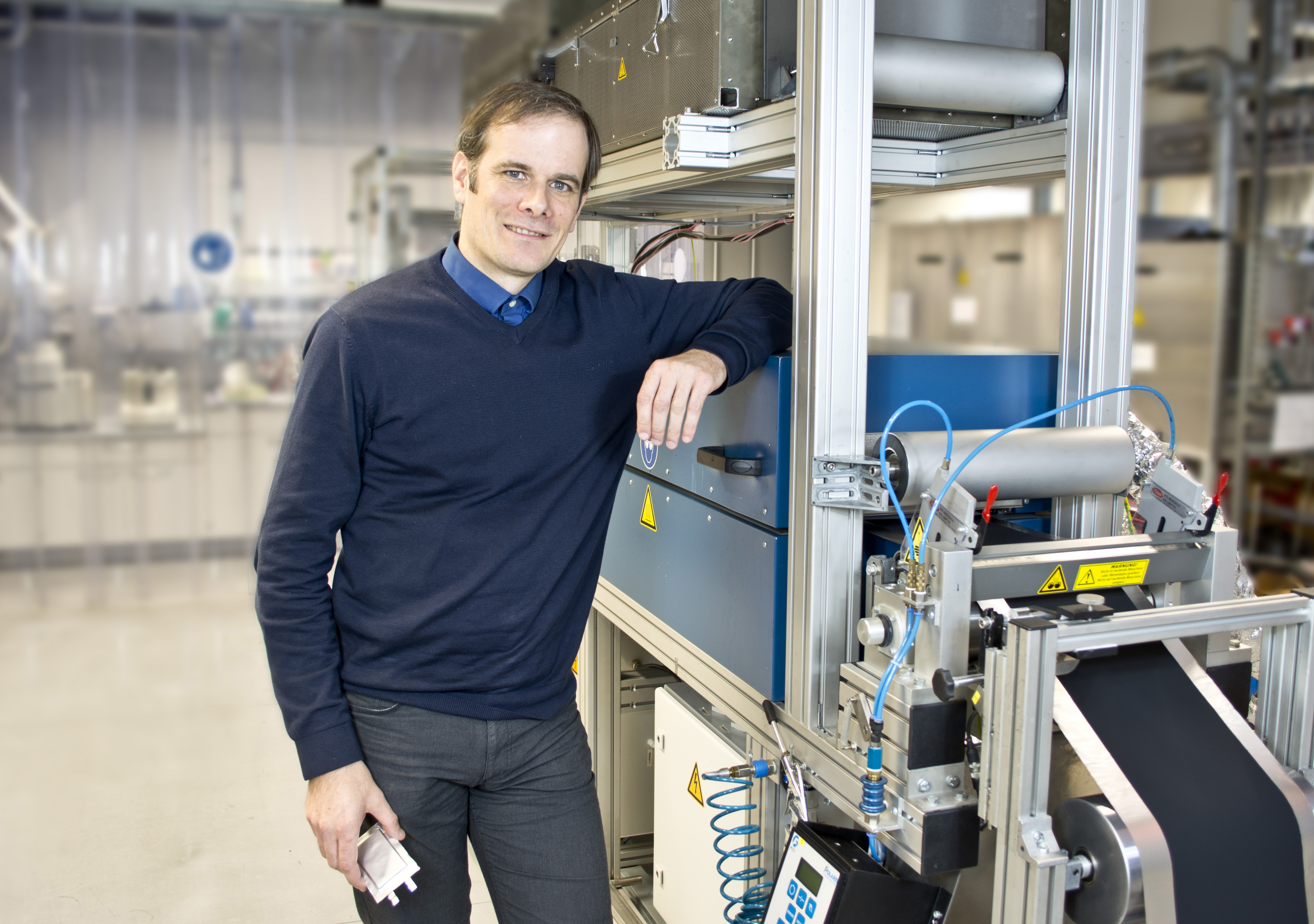 Dr. Holger Althues, Leiter der Abteilung Chemische Oberflächen- und Batterietechnik