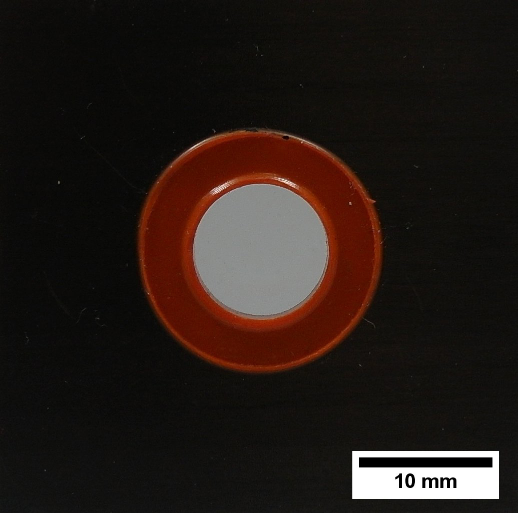 Remote laserstrahlgeschnittenes Loch mit farbiger Kantenversiegelung