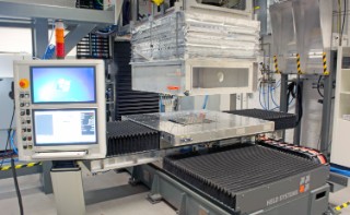 Die Multi-Remote-Anlage des Fraunhofer-Instituts für Werkstoff- und Strahltechnik bearbeitet große Flächen mit Laserstrahlung und Atmosphärendruckplasma.