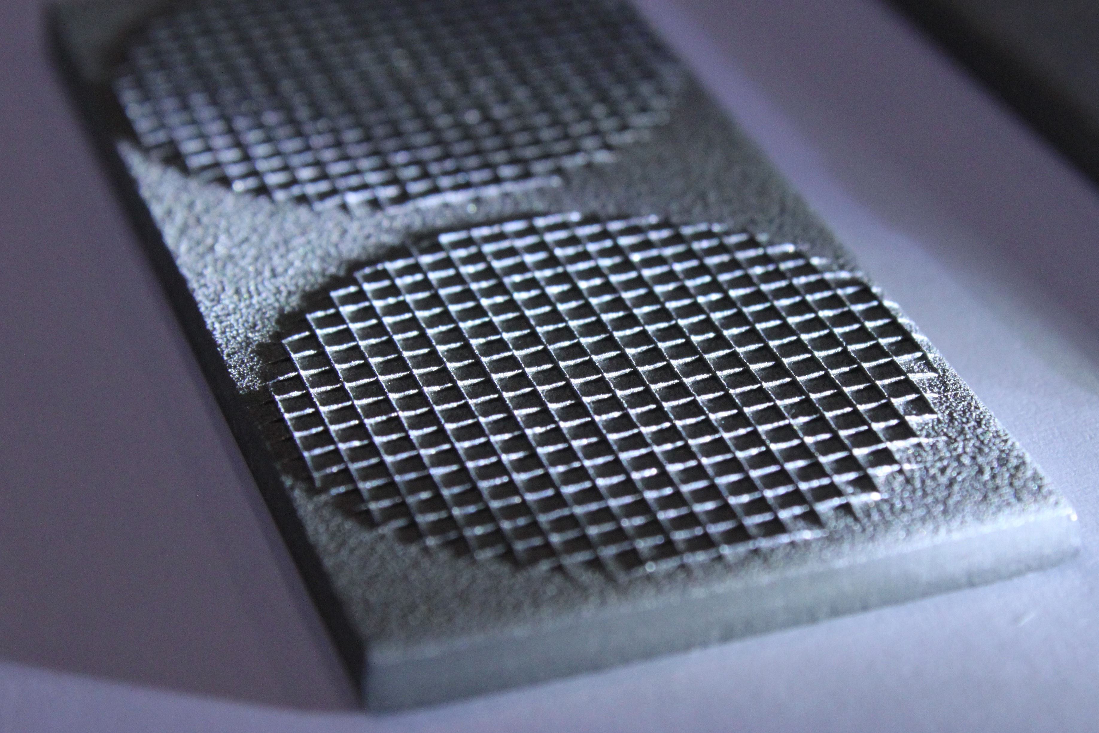 Additiv-generativ gefertigte metallische Mikrostrukturen zur Verklammerung keramischer Wärmedämmschichten.