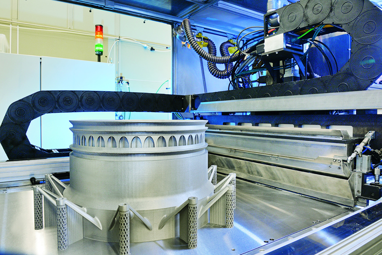 Mehrere Laser am Fraunhofer ILT in Aachen verwandeln Metallpulver per 3D-Druck in ein Demonstrator-Bauteil für die zukünftige Triebwerksgeneration von Rolls-Royce.