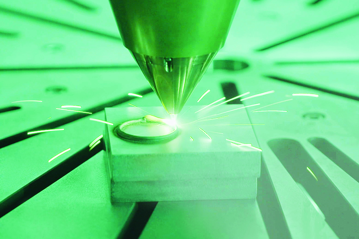 Am Fraunhofer IWS in Dresden wird das einsetzbare Spektrum von additiv verarbeitbaren Werkstoffen erweitert. Mittels maßgeschneiderter Laserauftragschweißprozesse lassen sich metallische Multi-Material-Bauteile realisieren.