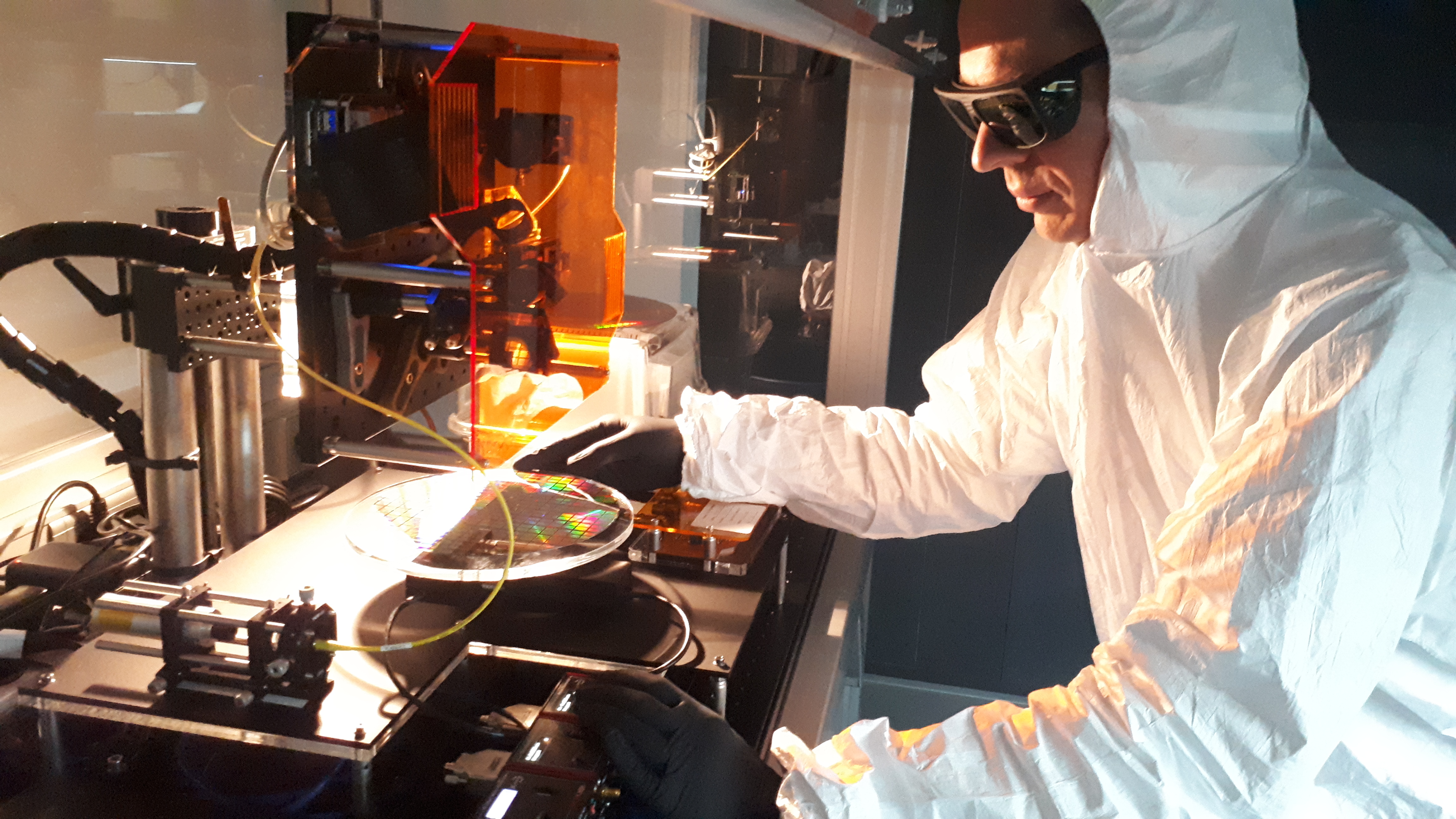 Wissenschaftler Christopher Taudt arbeitet an einem Aufbau zur optischen Analyse von Wafern in der Reinraumstrecke des Fraunhofer AZOM. Neue Methoden im Herstellungsprozess sollen ihre Qualität erhöhen und elektronische Komponenten zuverlässiger machen. 