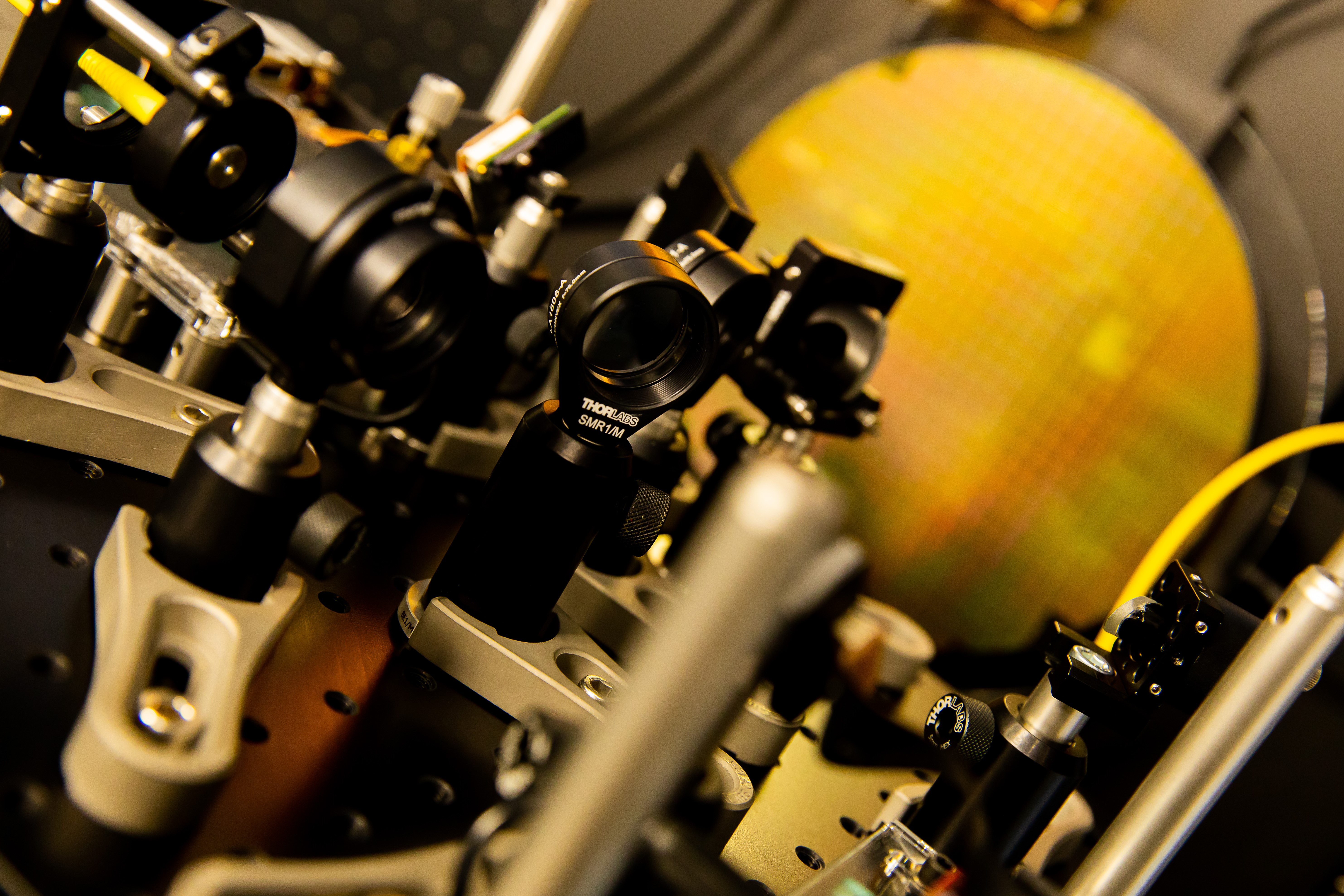 Die Zwickauer Wissenschaftler erforschen am Fraunhofer AZOM komplexe industrietaugliche optische Messverfahren und Systemkomponenten, charakterisieren Oberflächen, entwickeln anwenderspezifische Sensorik sowie Aktorik und bieten zerstörungsfreies Monitoring von Prozessen und Bauteilen.