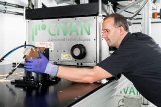 Der Laser »Dynamic Beam« aus Jerusalem ist inzwischen im Fraunhofer IWS in Dresden installiert. Das Institut ist damit die weltweit erste Forschungseinrichtung, die eine solche Laserlösung im Einsatz hat.