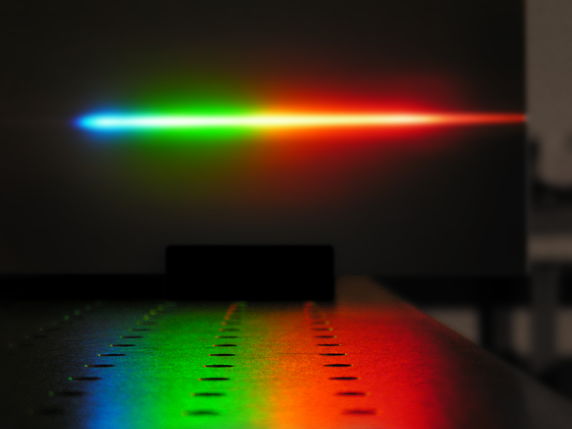 Weißlichtlaser emittieren viele spektrale Komponenten und lassen sich wie andere Lasertypen fokussieren. Der am Fraunhofer AZOM entwickelte Weißlichtlaser ermöglicht Intensitäten auf der Probenoberfläche, die konventionelle Weißlichtquellen nicht erzielen können.