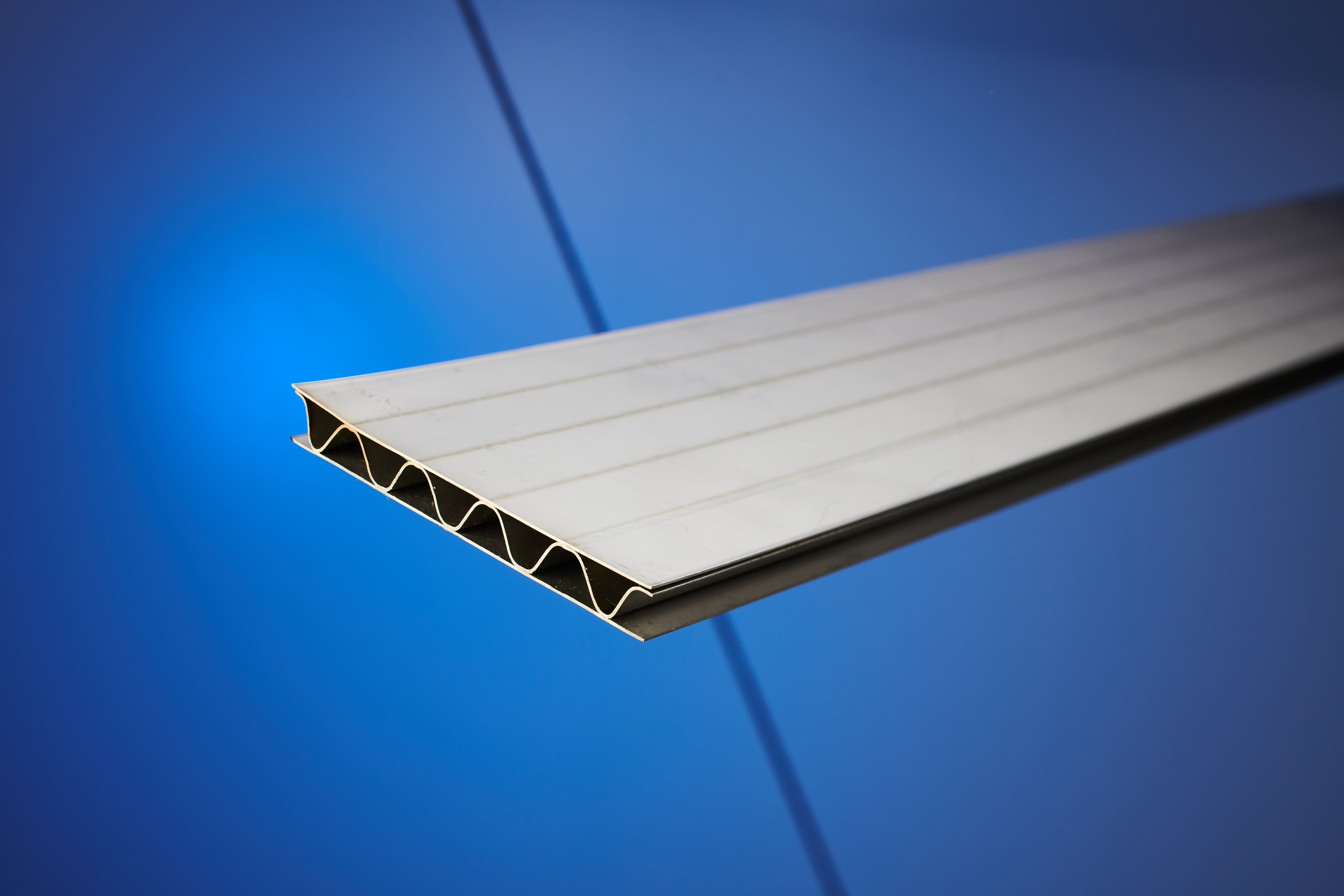 Statt massiver Stahlplatten kommen im Leichtbau häufig Sandwichplatten zum Einsatz. Das neue Laserverfahren des Fraunhofer IWS verschweißt filigrane Hohlkammerstrukturen mit Deckblechen.