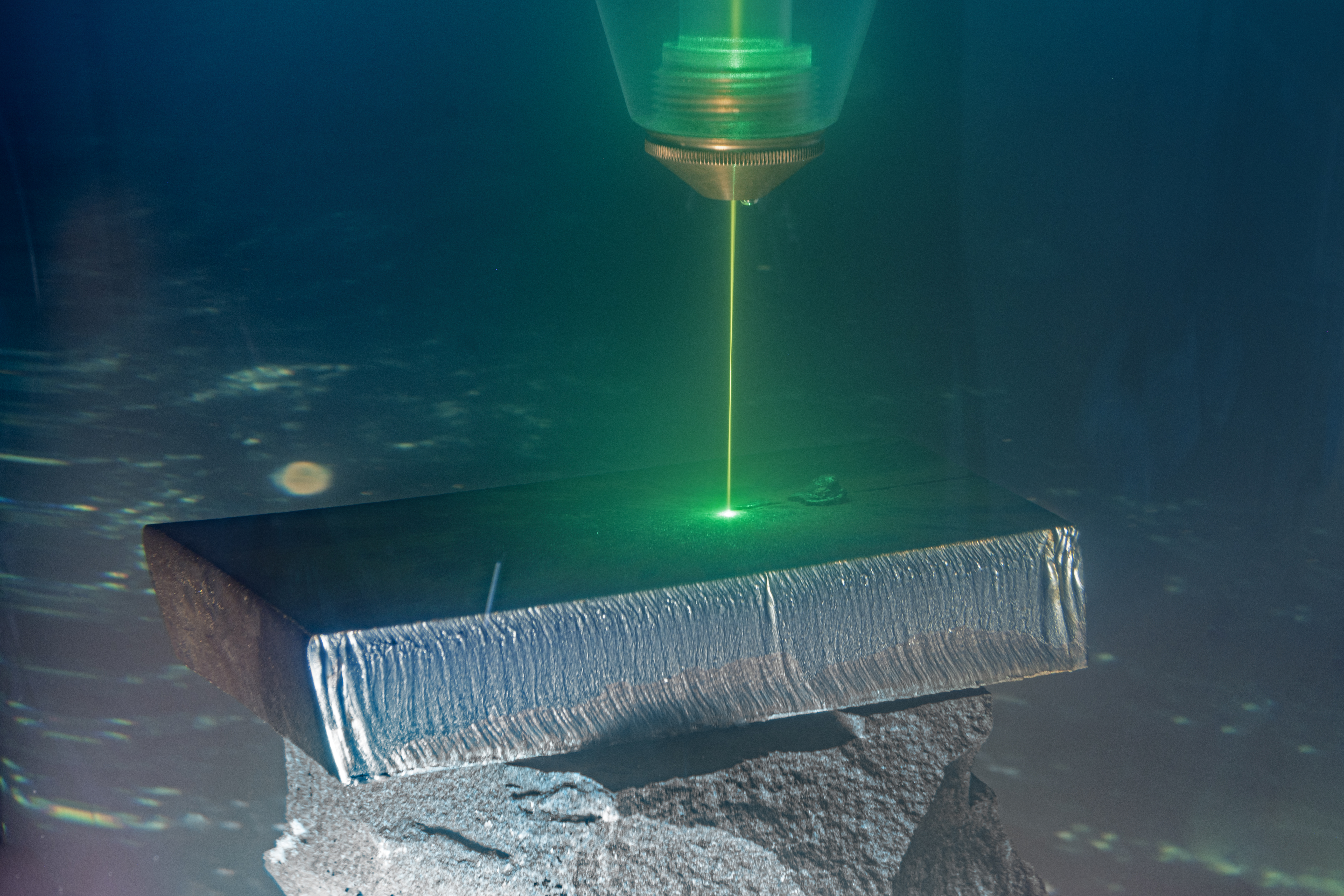 Ein besonders kurzwelliger grüner Laser, dessen Schneidfähigkeit auch im Wasser gegeben ist, soll im Meer Stahl und Metalle zerteilen. Das Fraunhofer IWS hat eine Lösung erforscht und entwickelt, die bereits im Labor funktioniert.