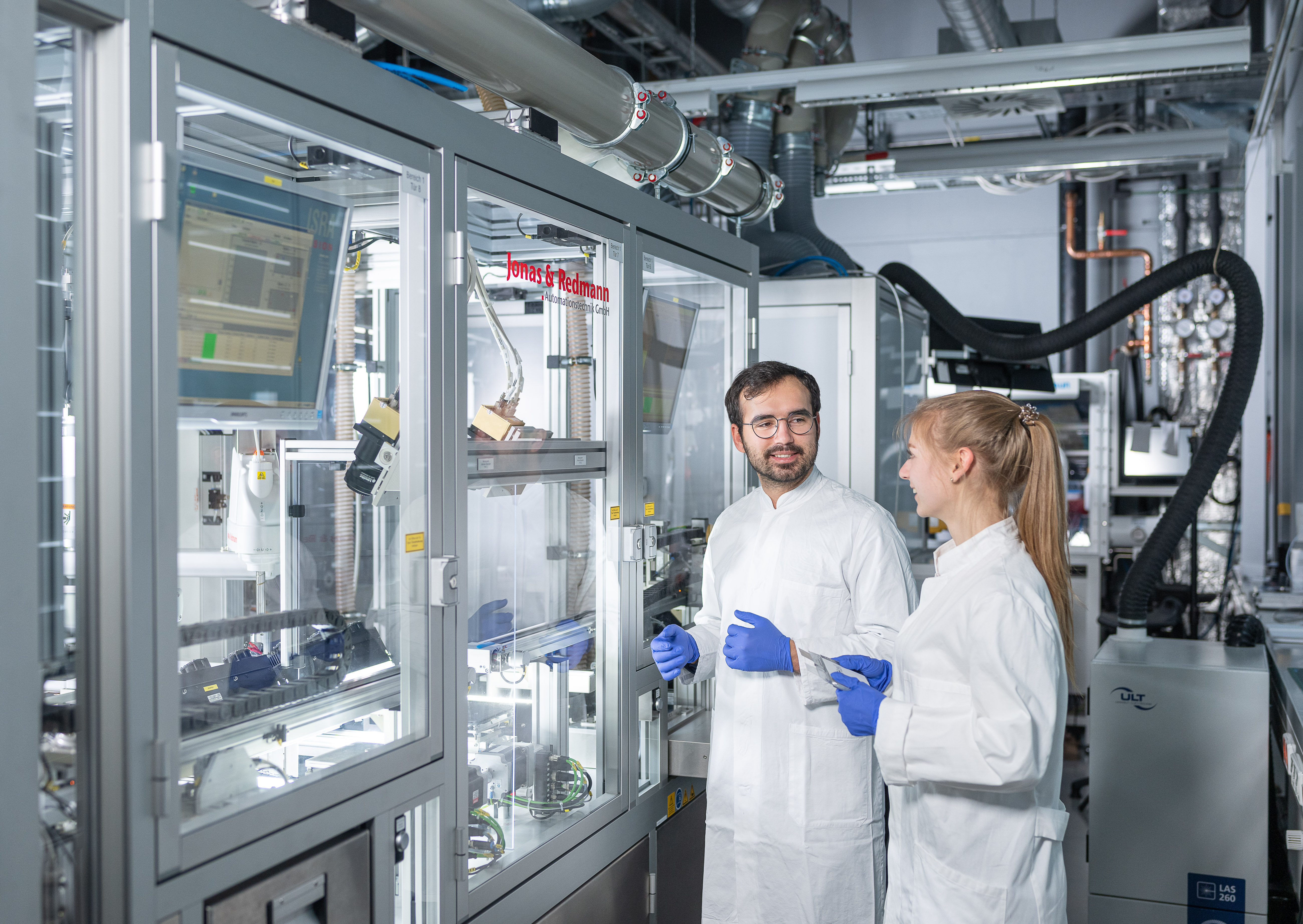 Forschende des Fraunhofer IWS entwickeln die Komponenten und Zellen, um das neue Materialsystem anwendungsnah für den Einsatz in Festkörperbatterien zu bewerten.