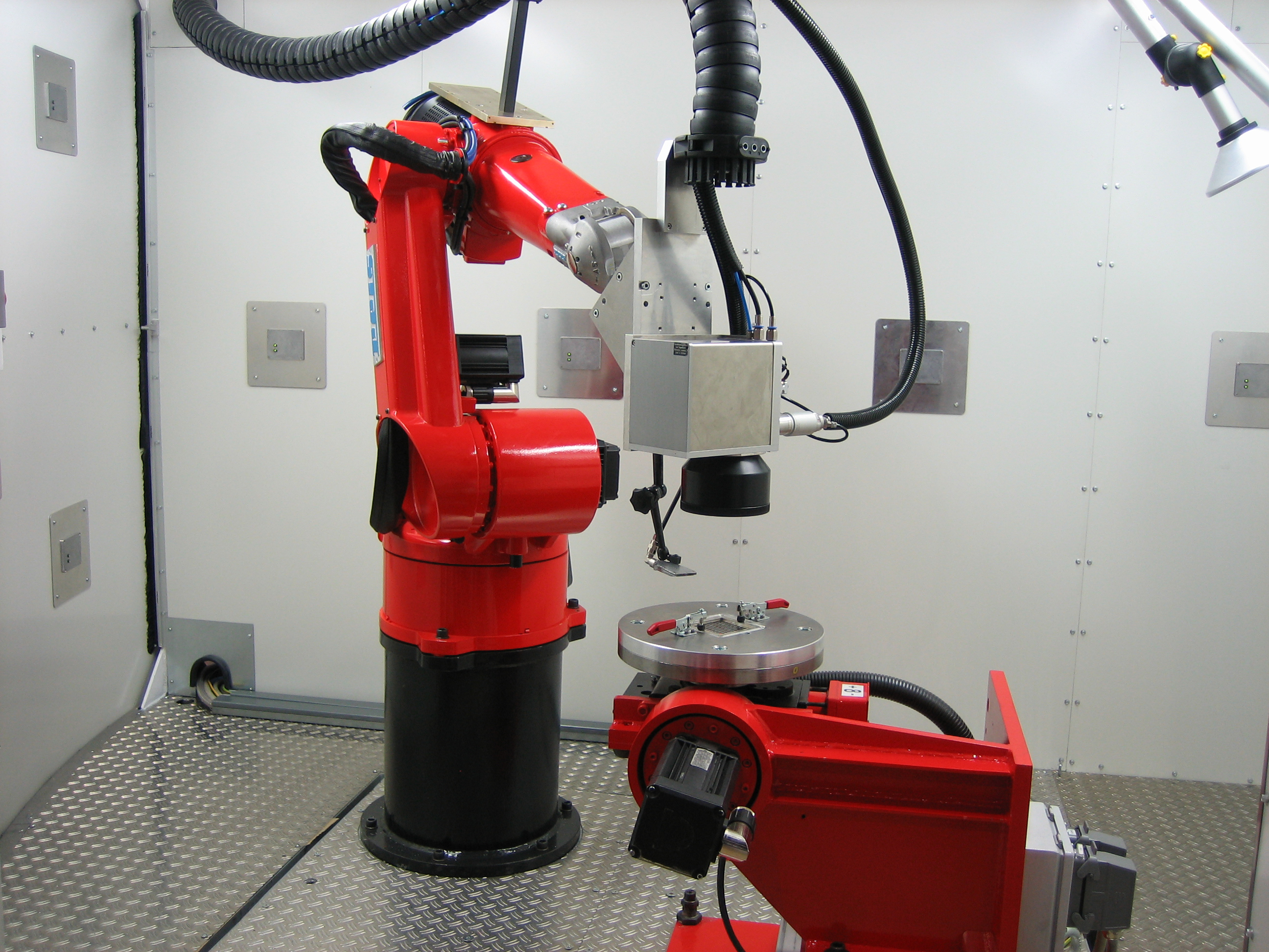 Laser-Remote-Schneiden mit Faserlaser und Roboter.