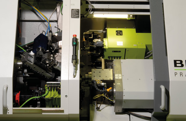 Drehmaschine des Herstellers Benzinger mit integrierter Laseroptik im Antriebsraum (links).