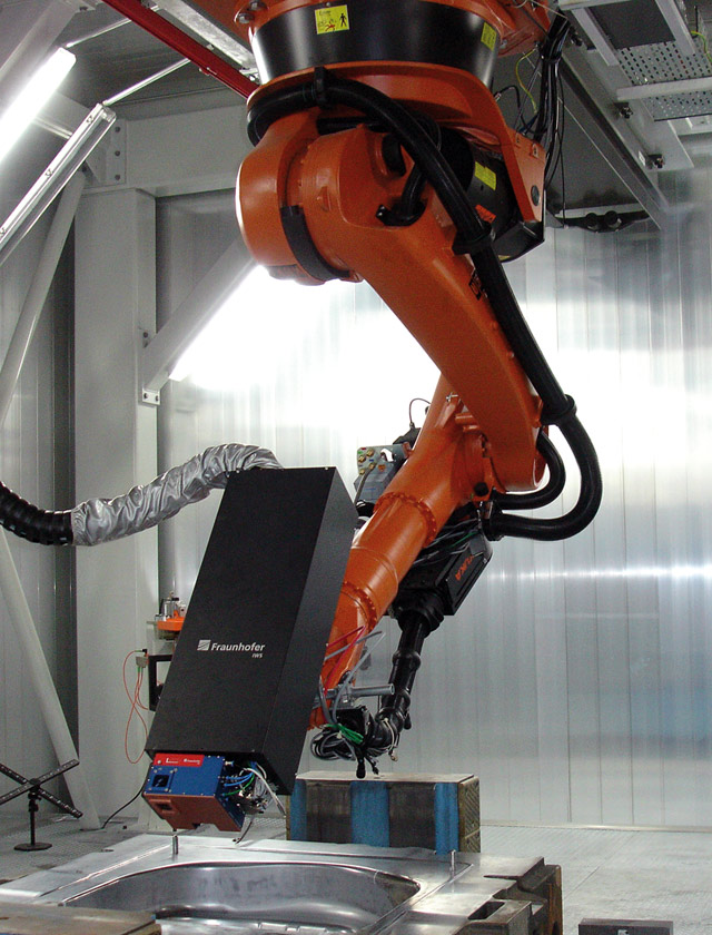 Roboterbasierte Laseranlage zum Härten und Auftragschweißen von Werkzeugen.