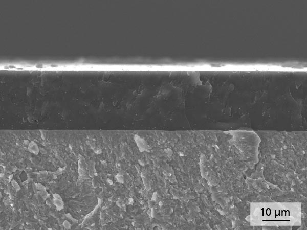 20 µm dicke Diamor®-Schicht auf Stahl als Bruch-Querschnitt im Rasterelektronenmikroskop