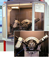 Röntgen-Diffraktometer D8 Advance mit Blick auf Quelle, primäre Röntgenoptik, Goniometer, Probentisch, sekundäre Röntgenoptik und Detektor (von links nach rechts)