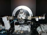 Goniometer des Messgerätes "D8" mit Quelle, Röntgenoptiken, Blenden, Probe und Detektor