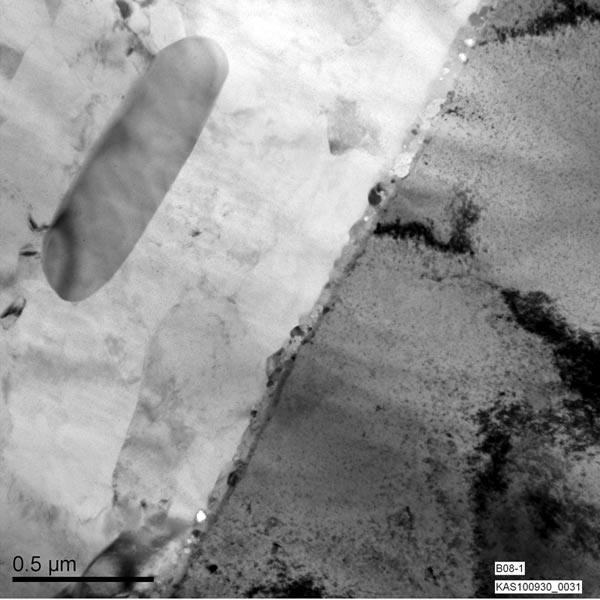 Transmissionselektronenmikroskopische Aufnahme einer Grenzschicht zwischen Aluminium und Kupfer mit nano skaligem Feinkorngefüge