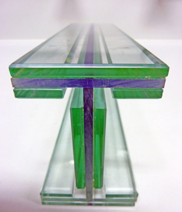 Transparent geklebte Glas-Kunststoff-Hybridelemente für tragende Bauteile
