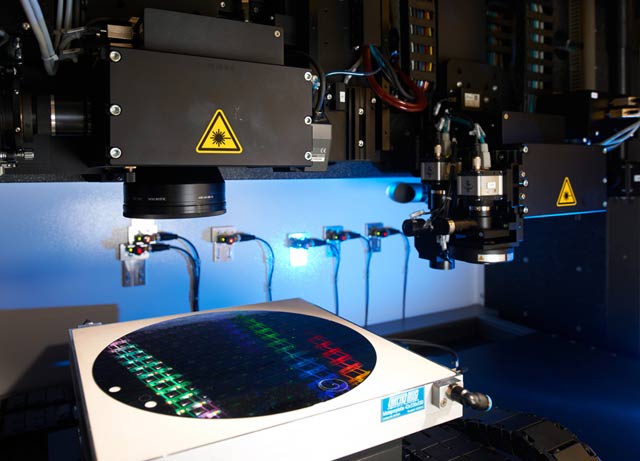 Ultrakurzpuls-Laser-Mikrobearbeitungsanlage.
