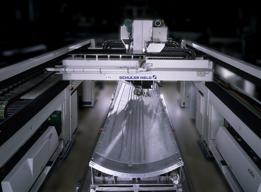 Laserschweißen großformatiger 3D-Versteifungsstrukturen mit flexiblem Maschinenkonzept im Bauraum von 10 x 3,5 x 1,5 m³.