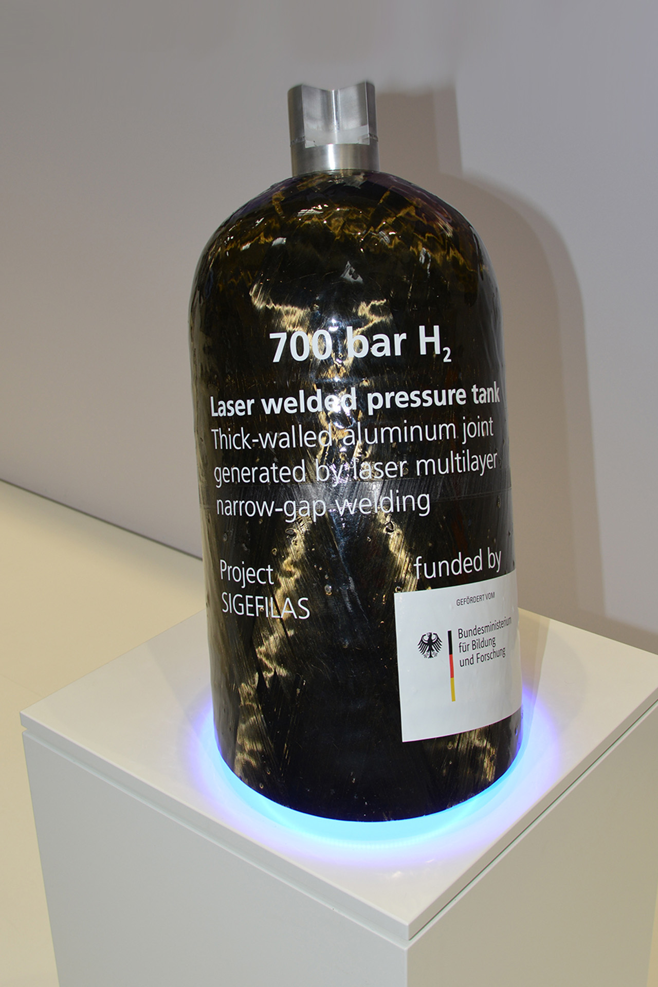 Qualitätsgerecht hergestellter, lasergeschweißter Ventilanschluss an einem Wasserstoff-Hochdrucktank. Qualitätsgerecht hergestellter, lasergeschweißter Ventilanschluss an einem Wasserstoff-Hochdrucktank.