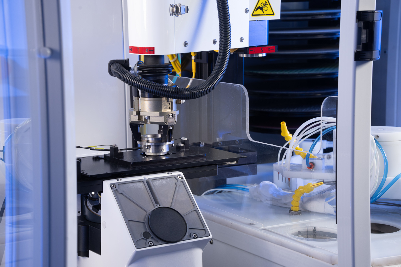 Das Robotersystem RoboMet 3D erlaubt eine vollautomatisierte metallografische Präparation inkl. Ätzen mit einer anschließenden lichtmikroskopischen Bildaufnahme zur effizienten Erarbeitung von realen 3D-Informationen von Werkstoffen.