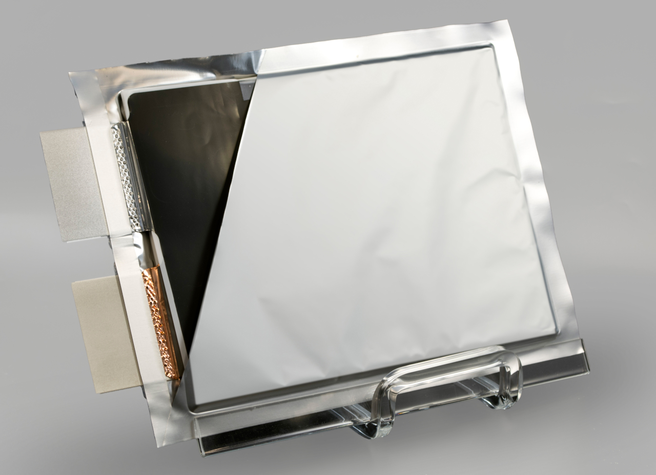 Lithium-Ionen-Zelle im PHEV-1-Format, gefertigt mit Lasertechnologien des Fraunhofer IWS (Elektrodenkonfektionierung und Laserstrahl-Tab-Schweißen).