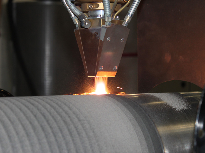 Thermisches Beschichten eines Hydraulikzylinders mittels Laserauftragschweißen.
