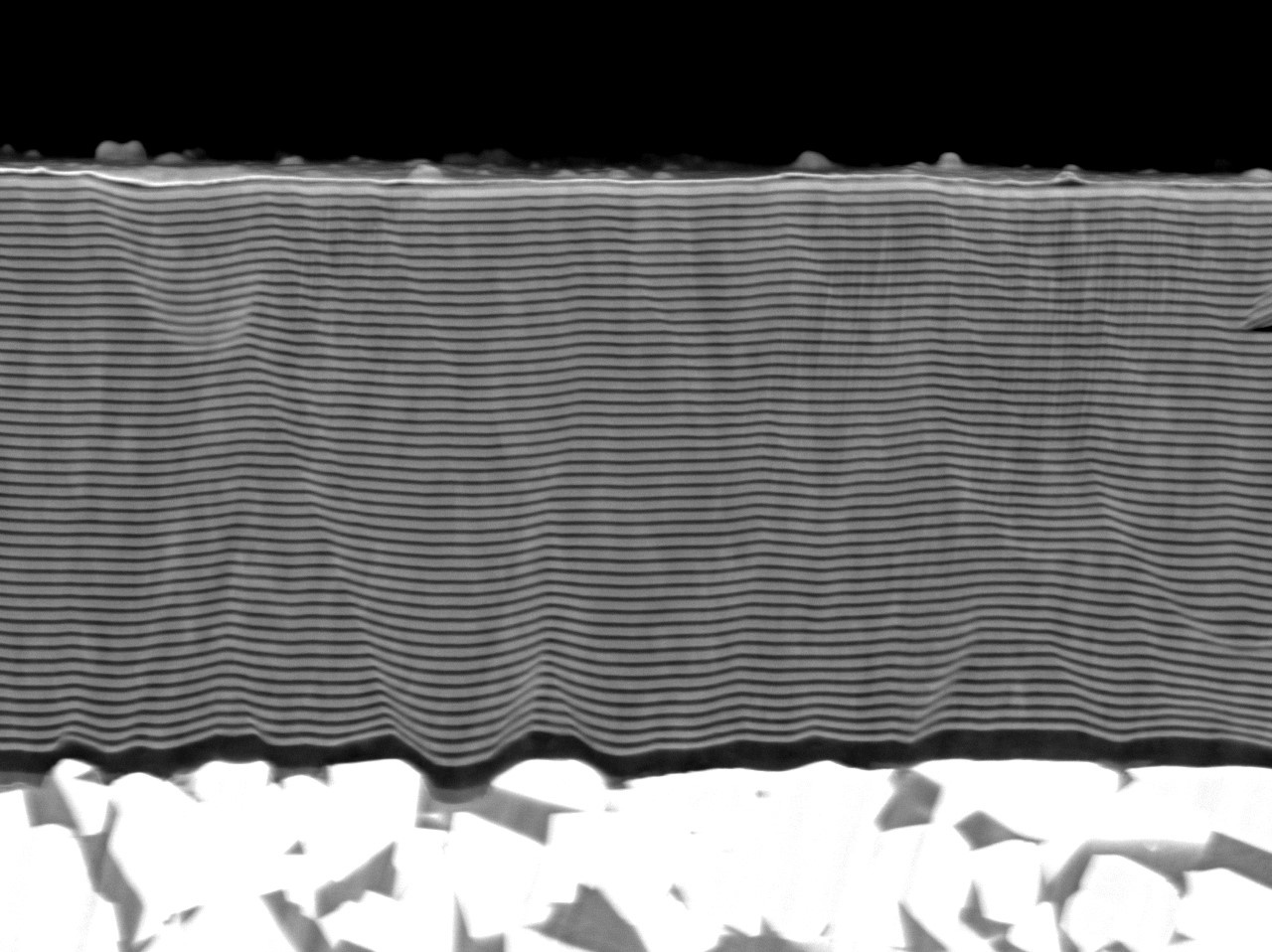 Ionenquerschnitt durch ein Multilagenschichtsystem im Rasterelektronenmikroskop (REM).